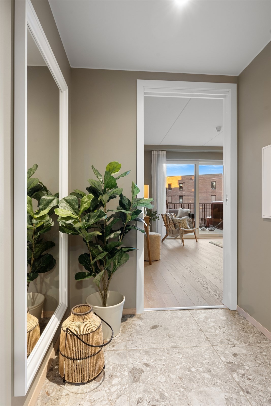 Det er god plass til gangen til å henge fra seg klær og sette sko. Galleribilde