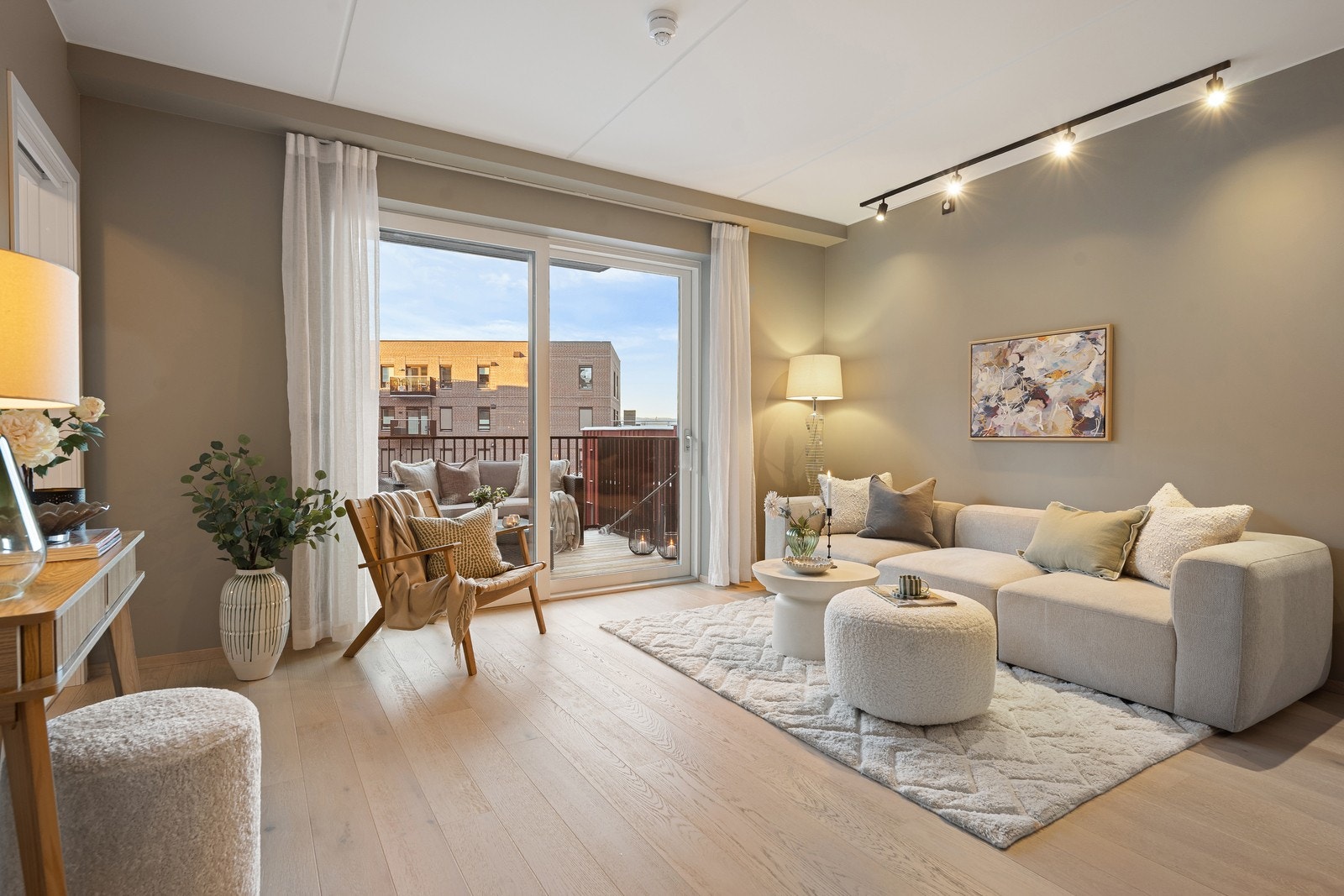 Lekker leilighet med mye naturlig lys, samt skyvedør ut til den sydvestvendte balkongen med ettermiddag og kveldssol. Galleribilde