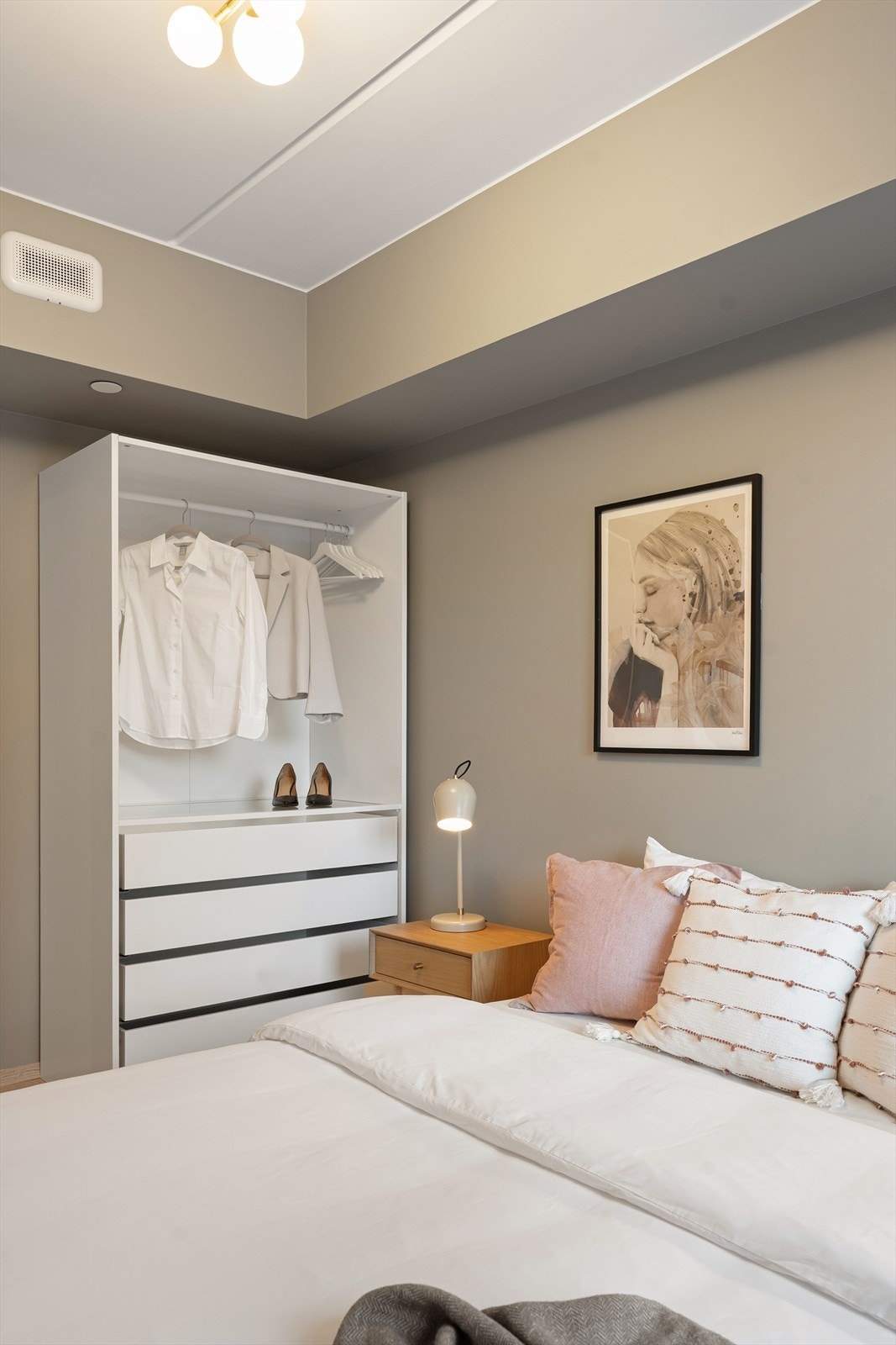 Det er garderobeplass på soverommet vannboren gulvvarme. Galleribilde