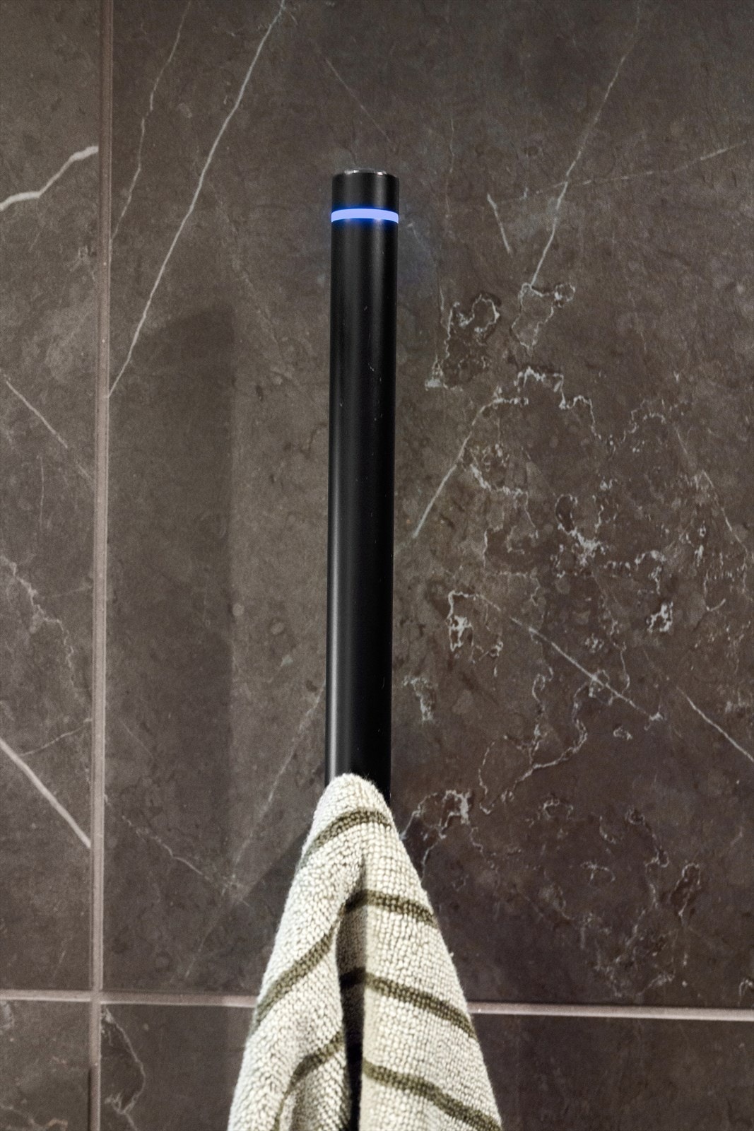 Gjennomtenkte detaljer og moderne materialvalg preger hele baderommet som håndklevarmer. Galleribilde