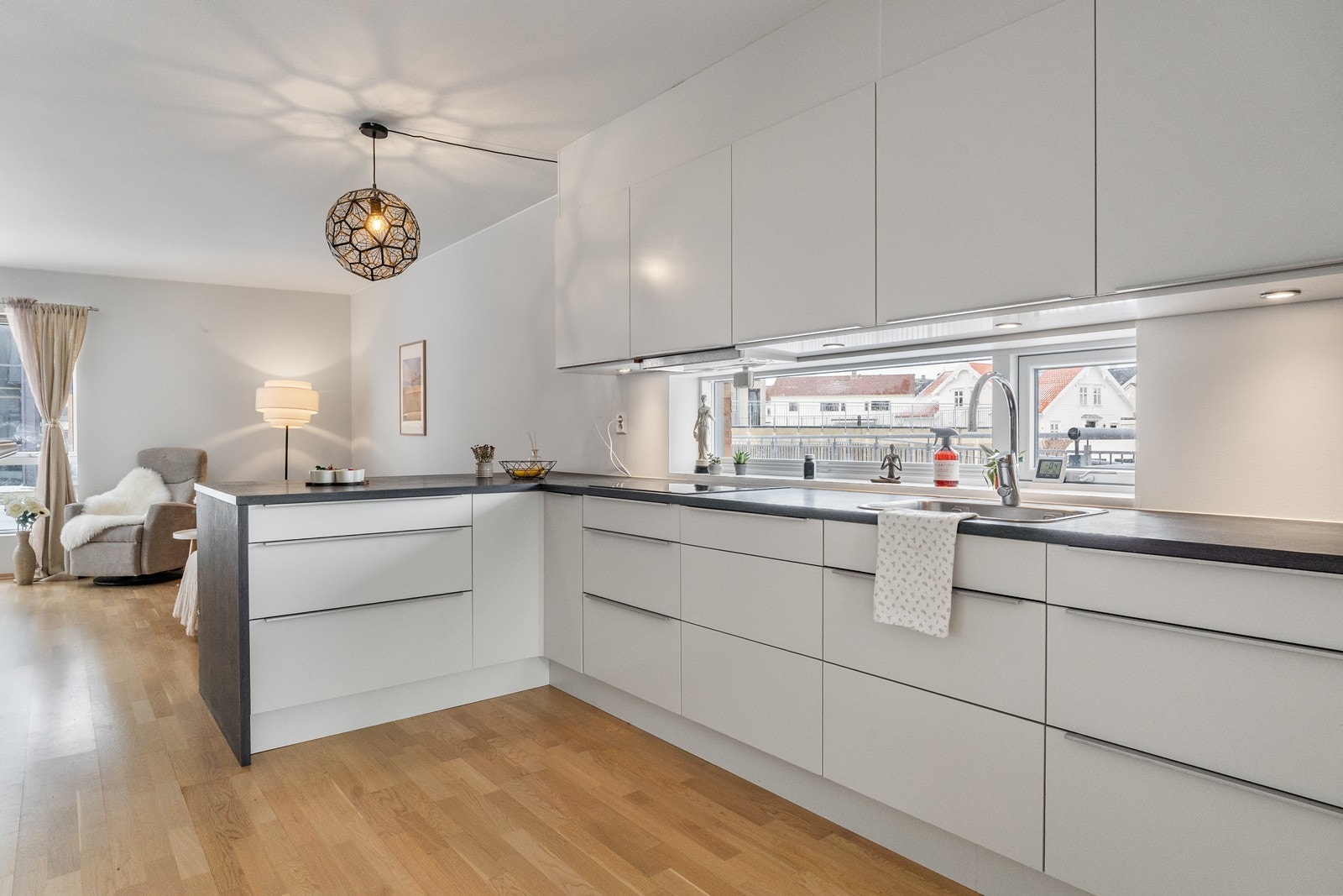 Åpen løsning til stuen gir en romslig og sosial atmosfære Galleribilde