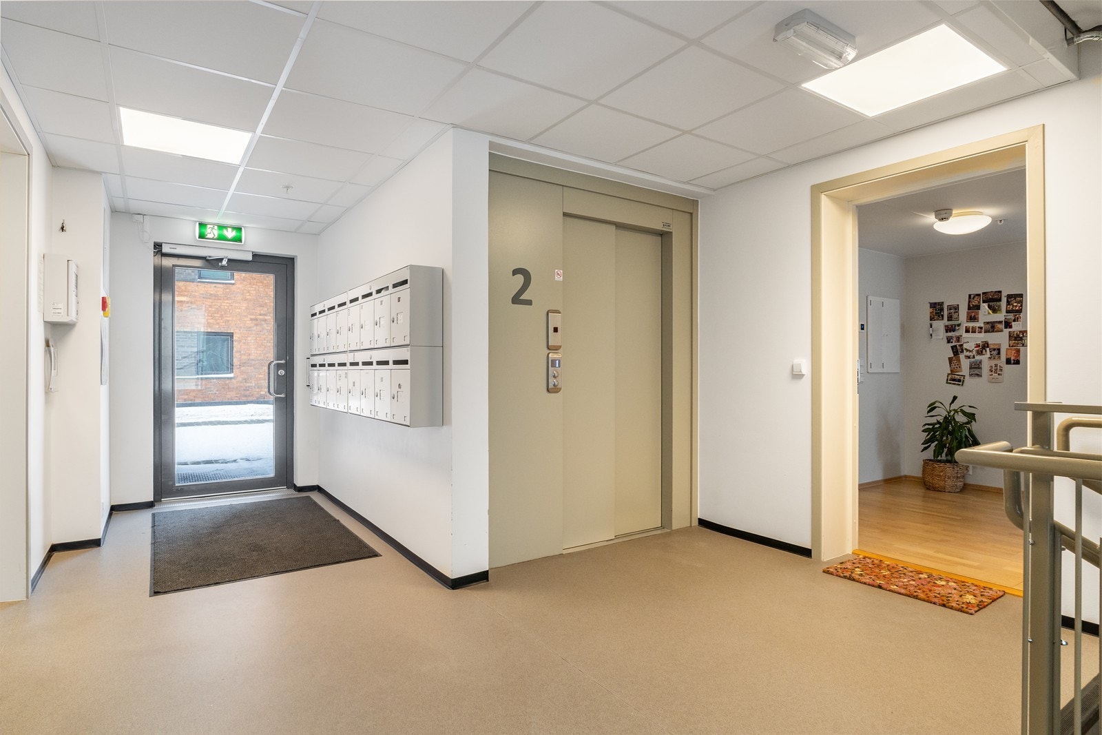 Inngangsparti med heis ned til garasjeanlegg Galleribilde