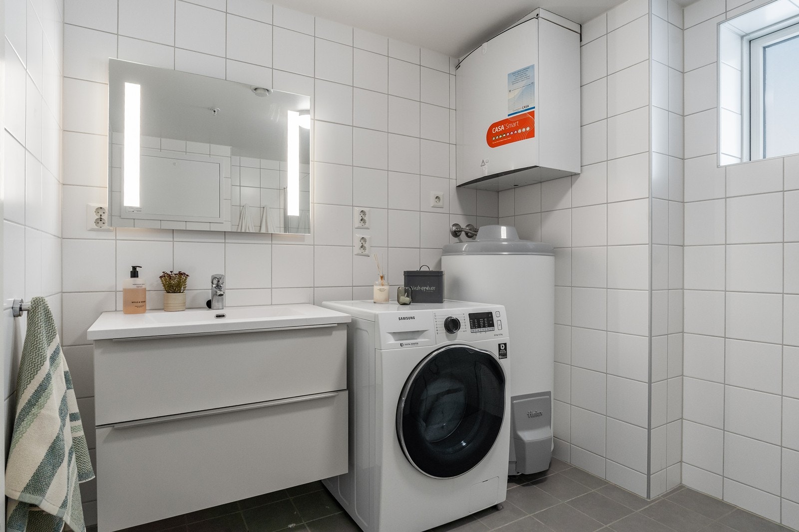 Helfliset baderom med opplegg for vaskemaskin Galleribilde