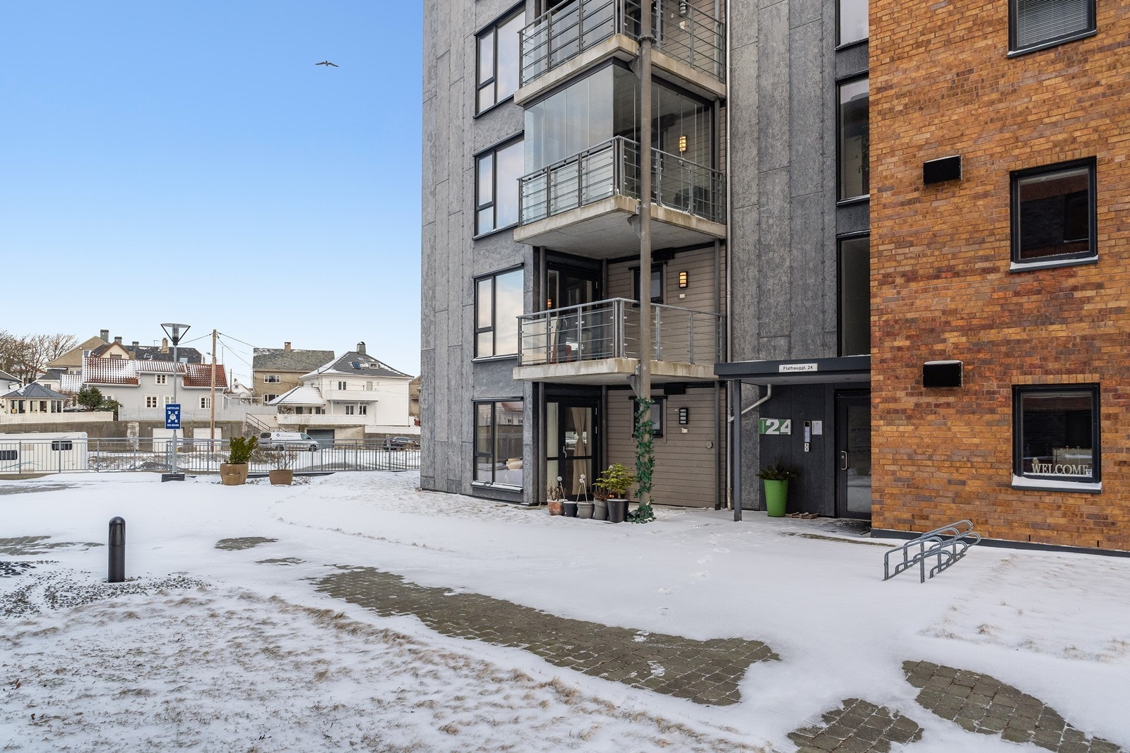 Leiligheten disponerer også en uteplass like ved innganspartiet. Galleribilde