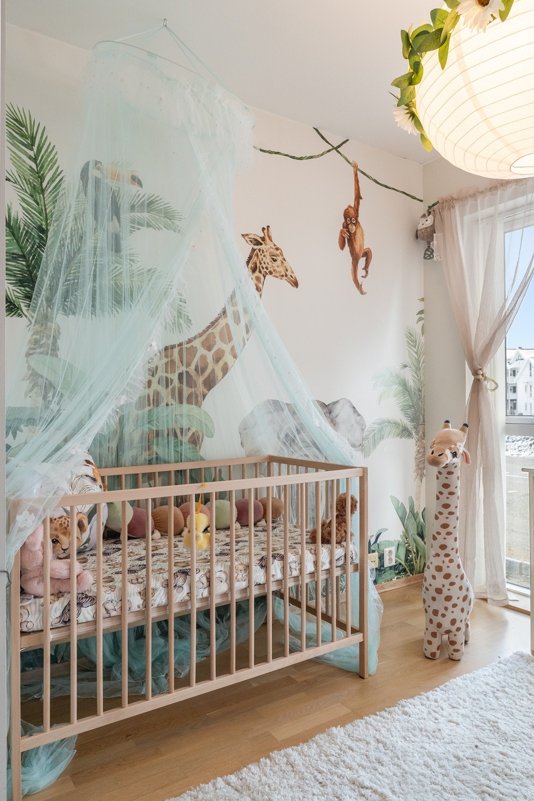 På tegninger er rommet merket soverom/kontor, og benyttes i dag som barnerom - åpent til kjøkkenet. Galleribilde