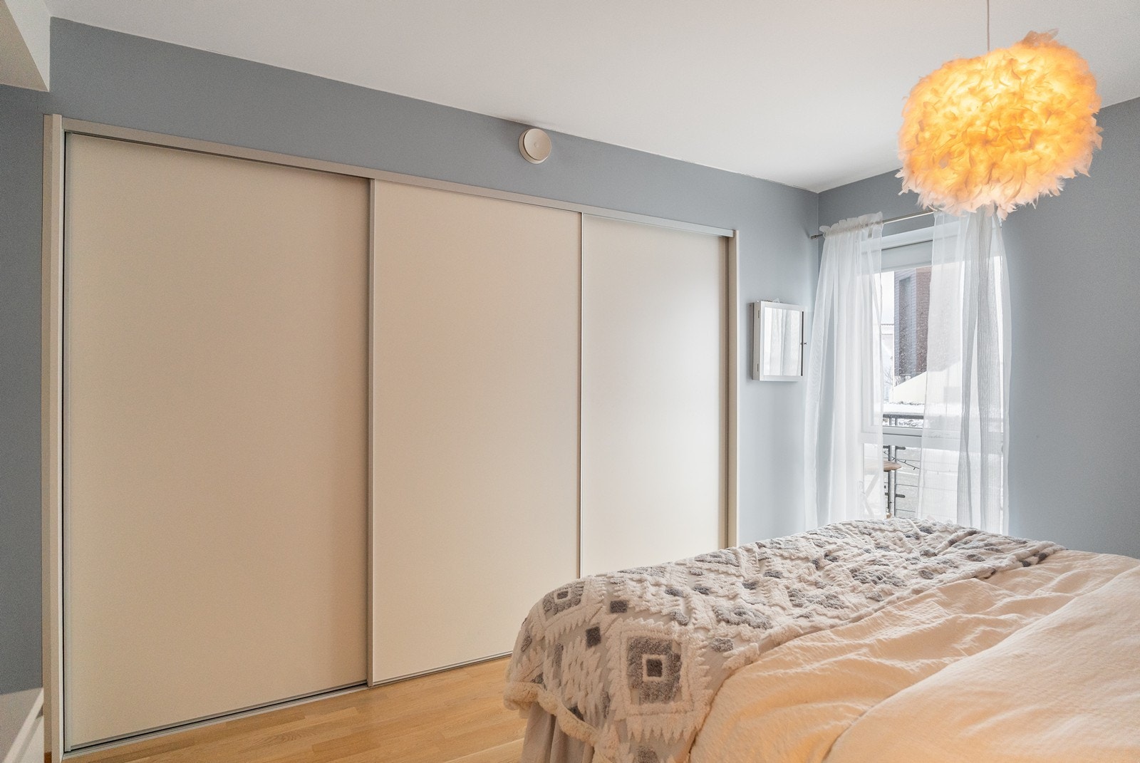 Rommet er av god størrelse og har et plassbygget garderobeskap Galleribilde