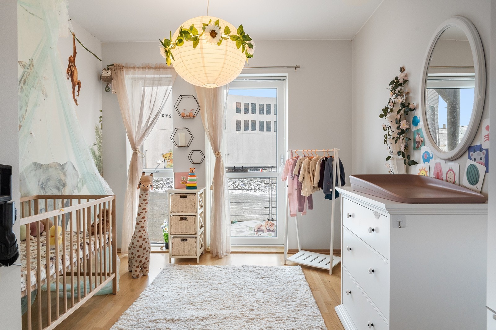 Rikelig med dagslys og utgang til balkong Galleribilde