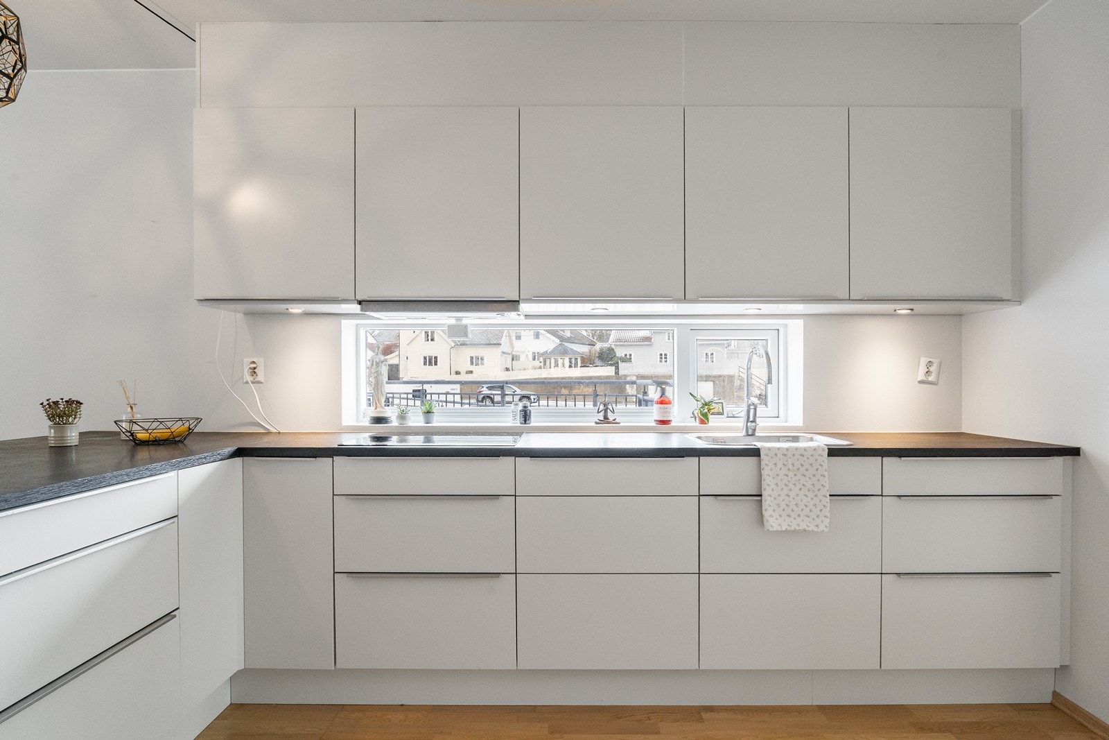 Leiligheten har et pent HTH-kjøkken med rikelig skap- og benkeplass. Galleribilde