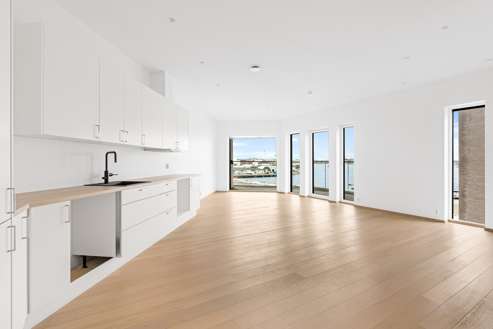 Bilen parkerer du enkelt i felles garasjeanlegg og heis tar deg effektivt opp til byggets 5. etg. Her finner du en innbydende stor 3-roms leilighet med en åpen stue/kjøkkenløsning med tilkomst til balkong på nesten 40 kvm. Galleribilde