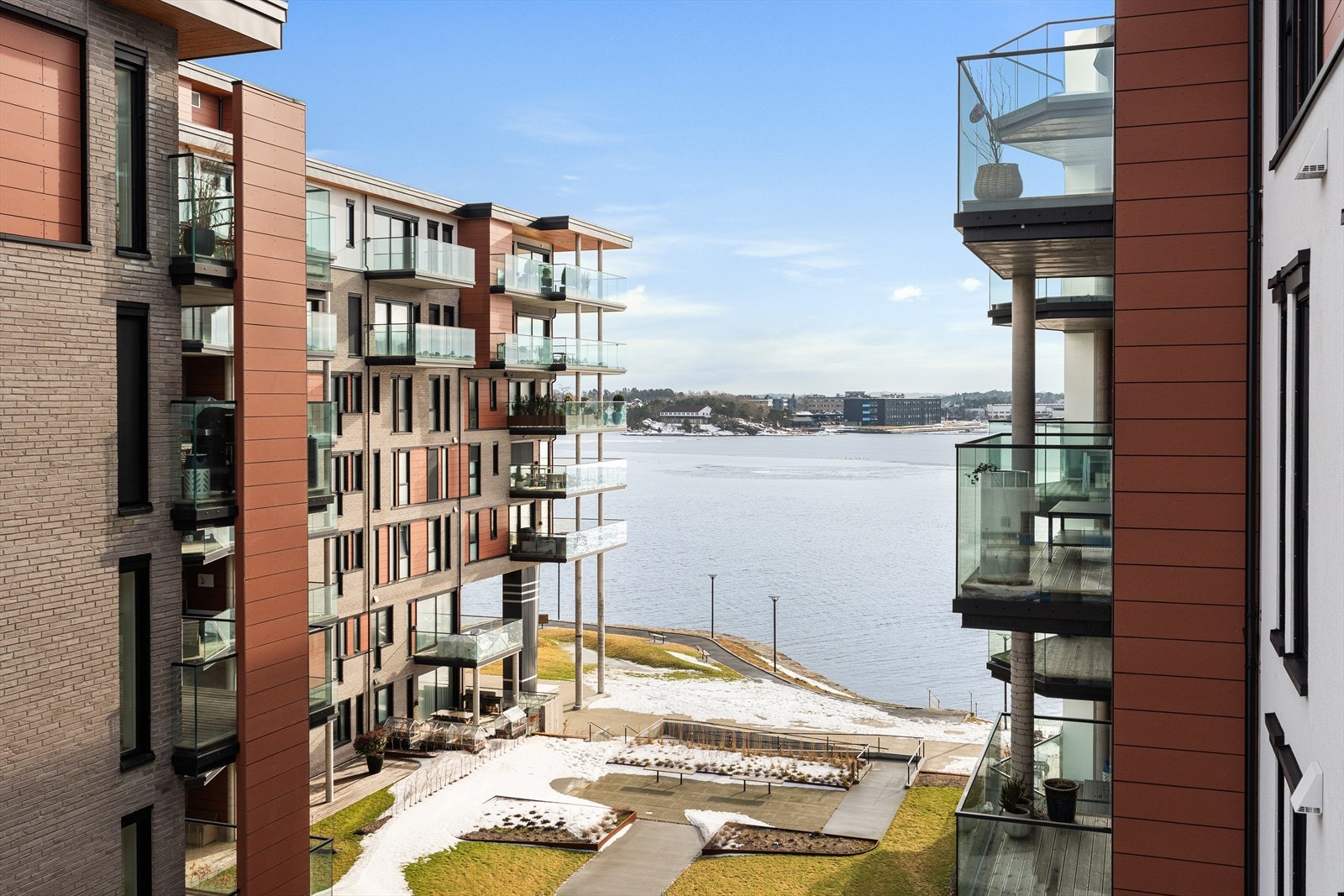 Leiligheten ligger lunt og skjermet og har fin utsikt til sjøen mellom byggene. Like nedenfor finner du badestrand, brygge, badestige, sandvolleyballbane og lekeplass Galleribilde