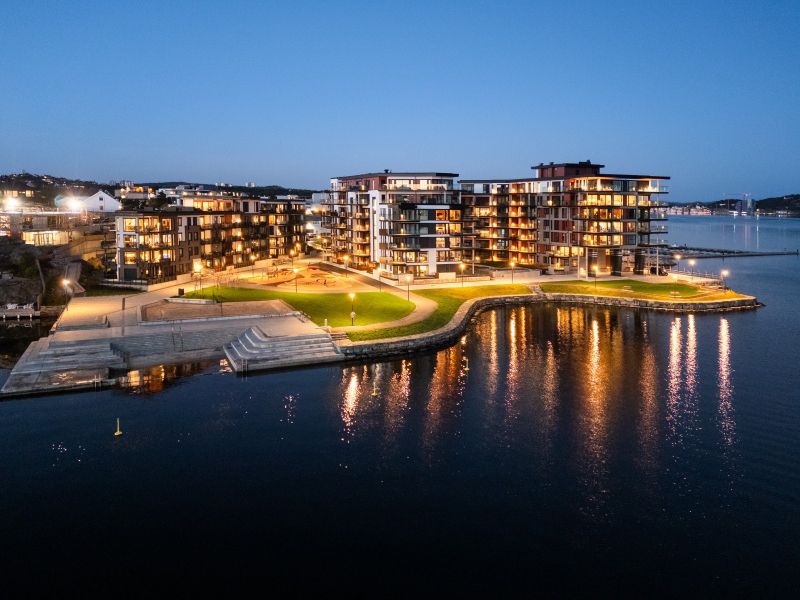 Velkommen til Lumber Brygge 44, leil E-506 presentert av Ina Andersen for Eiendomsmegler Norge. Leiligheten ligger i det midterste bygget i 5. etg. mot Fiskåtangen. Galleribilde