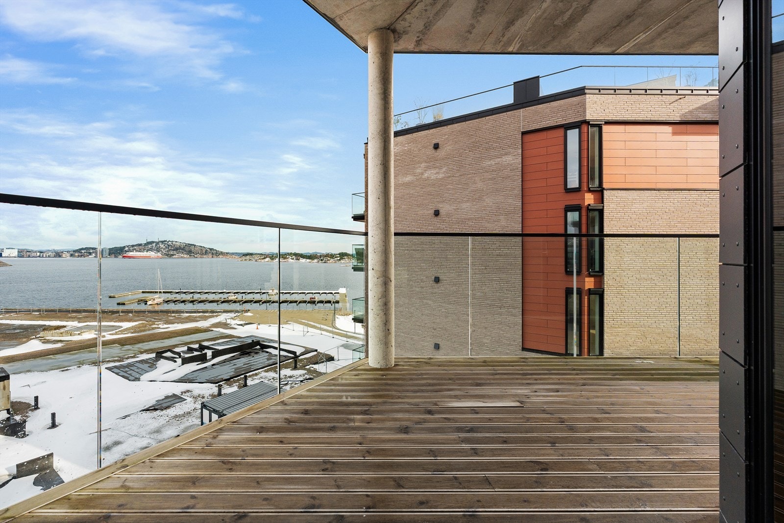 Balkongen er overbygd, noe som gir gode bruks muligheter store deler av året. Her kan du nyte uteplassen både i sol og lettere regn, og forlenge utesesongen betydelig. Galleribilde