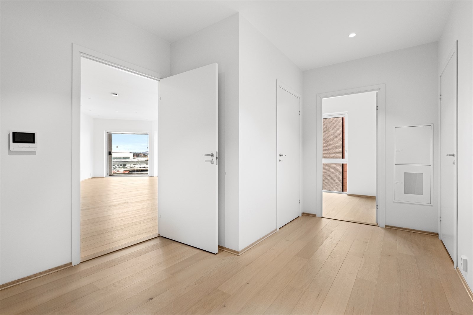 Videre inn finner du entreen hvor det er tilkomst til et svært praktisk toalettrom, og 2 soverom. Galleribilde