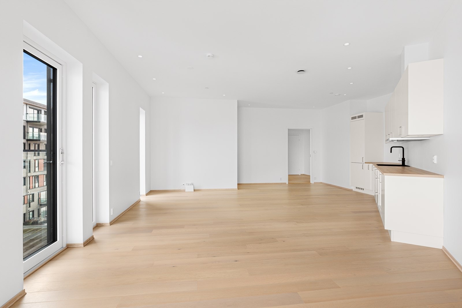 Leiligheten har slette malte overflater på vegger og i himling, samt 1-stavs parkettgulv. Det er varme i gulvet i entre, stue/kjøkken, toalettrom og på bad. Galleribilde