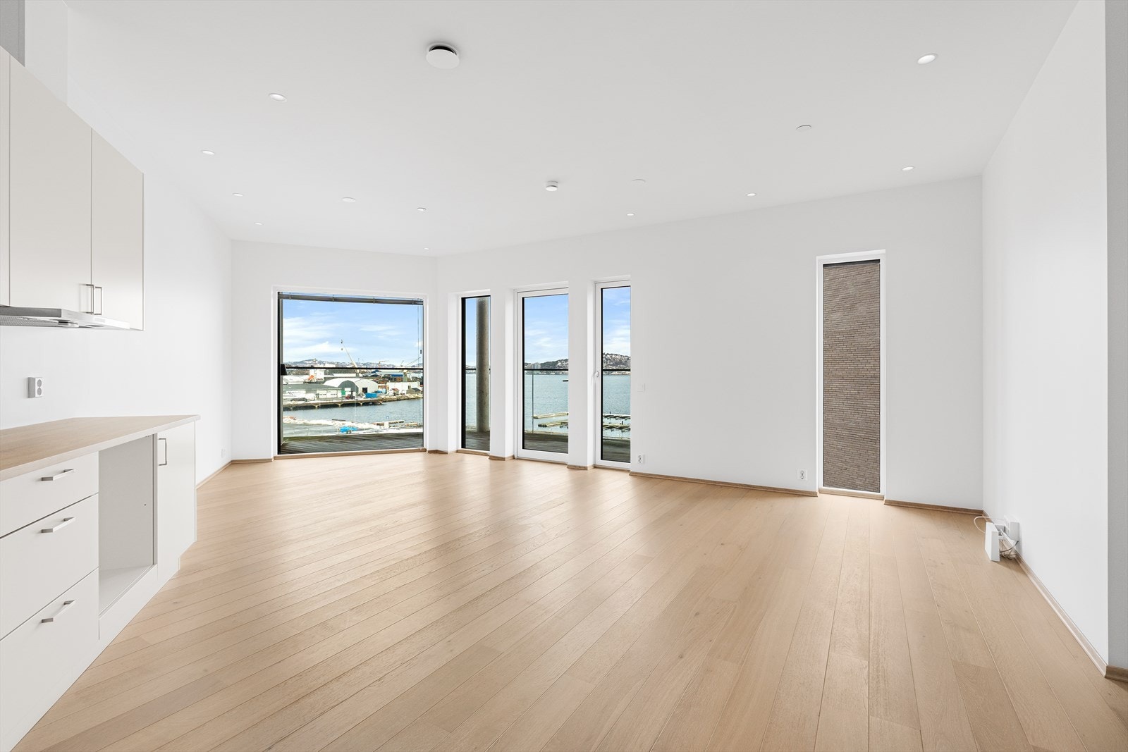 Store vindusflater slipper inn rikelig med naturlig dagslys. Galleribilde