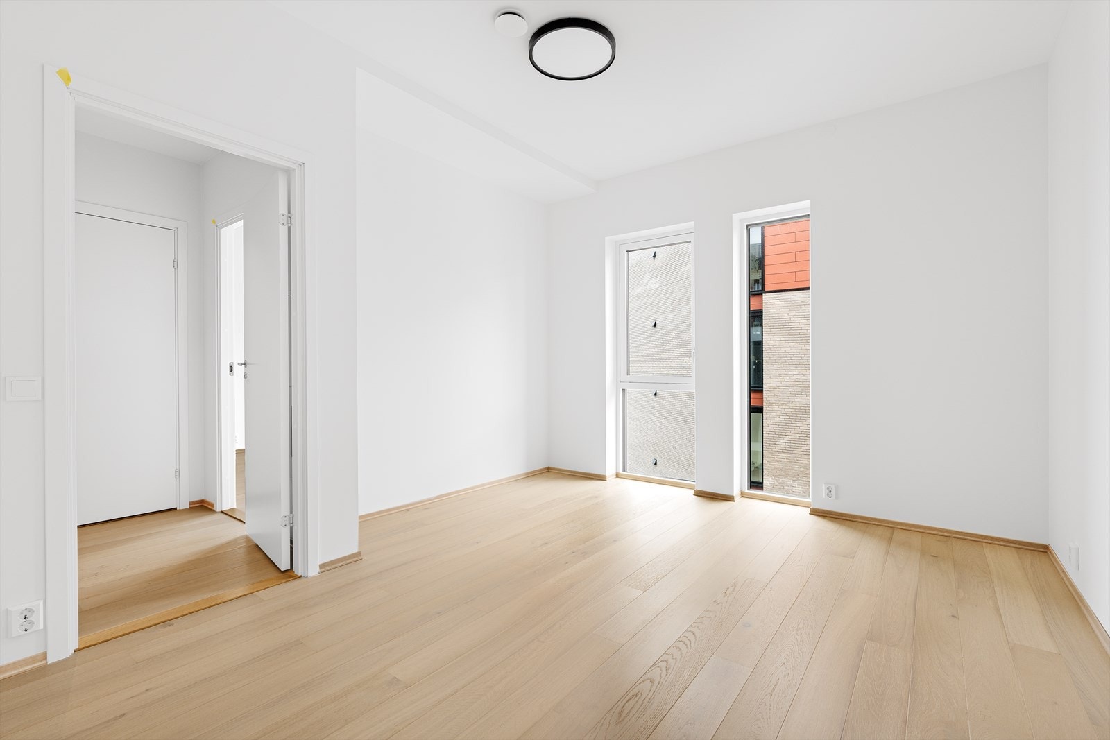 Hovedsoverommet er på over 14 kvm. Her er god plass til garderobeløsning og dobbeltseng med tilhørende nattbord. Galleribilde