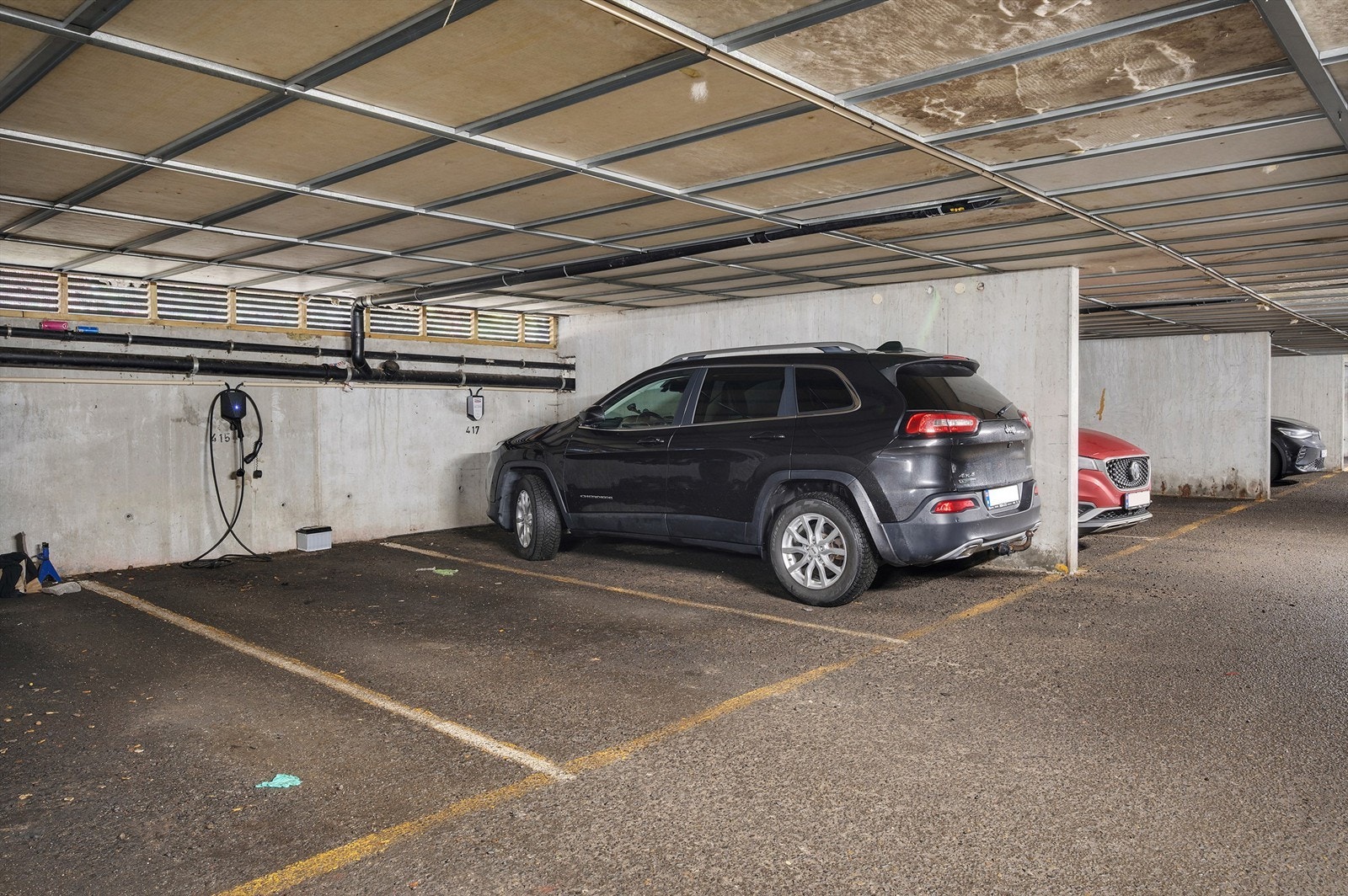 Fast parkeringsplass medfølger leiligheten i felles garasjeanlegg under blokken. Det er klargjort for installasjon av ladeboks. Galleribilde