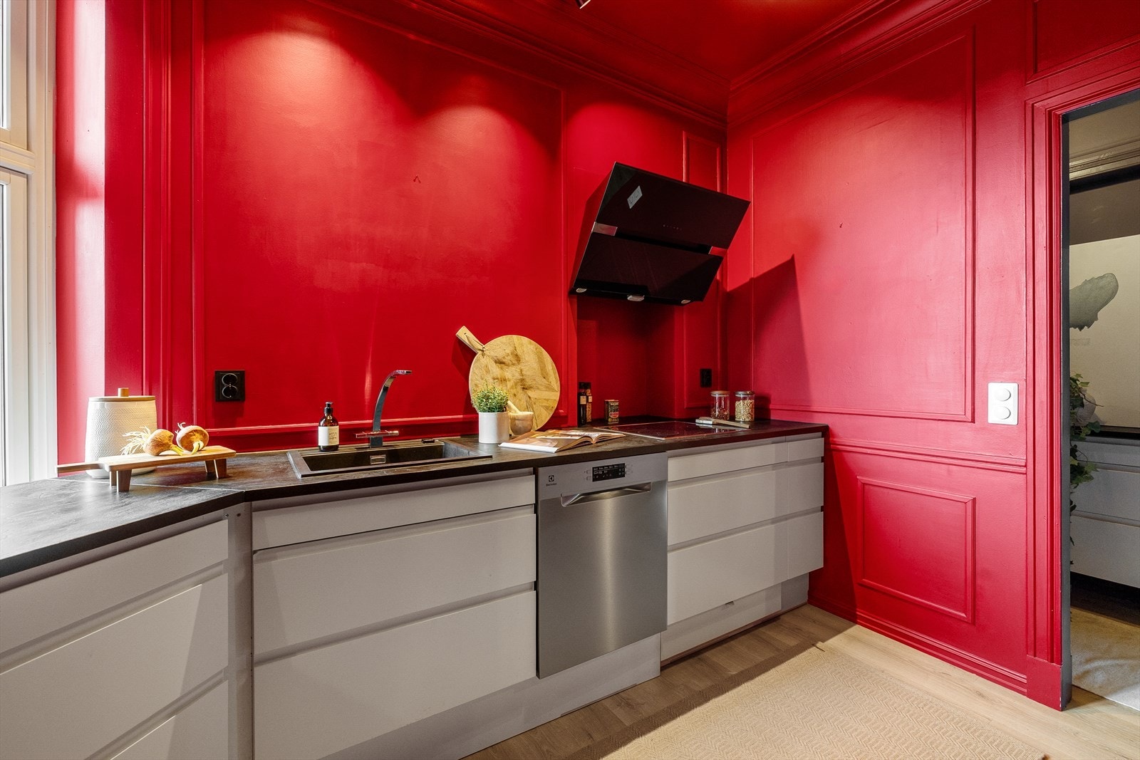 Kjøkkenet har godt med skapplass og rikelig benkeplass. Galleribilde