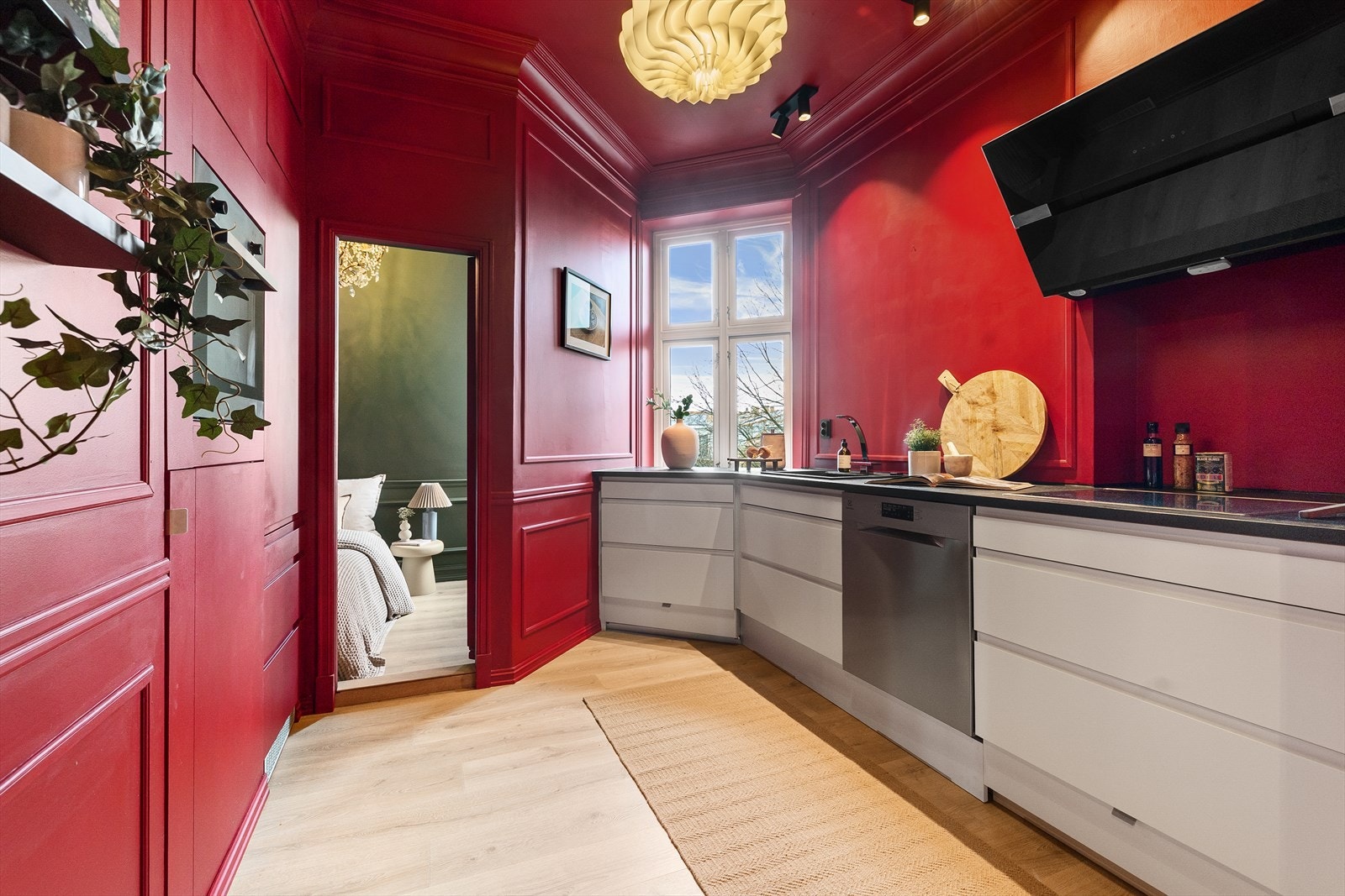 Kjøkkeninnredning fra HTH med hvite, laminerte fronter samt glatte, laminerte fronter som er malt. Rommet har rikelig med skapplass i arkitekttegnede løsninger. Galleribilde