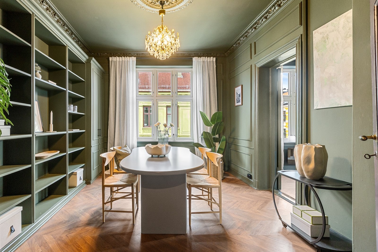 Rommet for godt med naturlig lys fra flere store vindusflater. Galleribilde