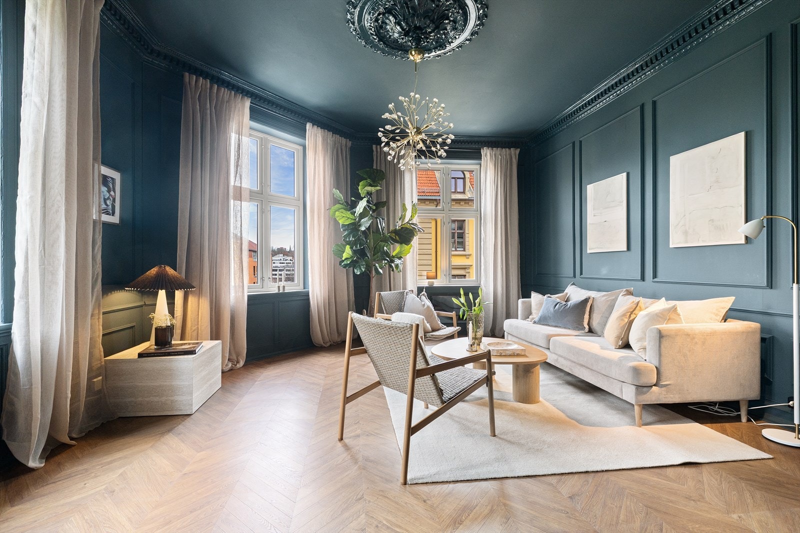 Store vinduer sørger for rikelig med lysinnslipp. Her får du også en generøs takhøyde på hele 2,93 meter! Galleribilde