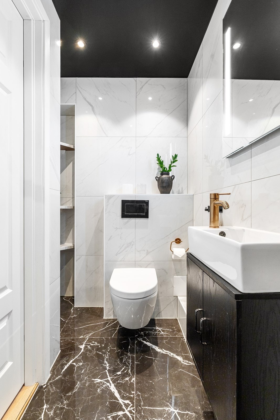 Stilrent bad fra 2022 med gulvvarme, vegghengt WC, dusjplass og servant med ettgreps blandebatteri og innredning. Galleribilde