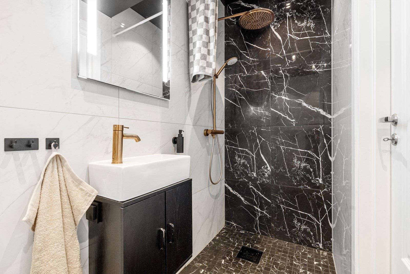 Badet har naturlig ventilasjon. Galleribilde