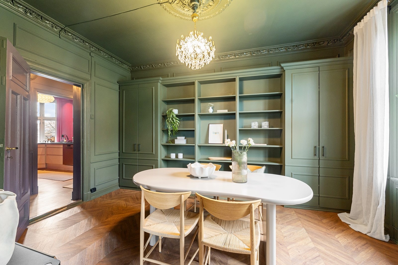 Det største soverommet er i dag innredet som spisestue. Spisestuen har god plass til et større spisebord og øvrig møblement. Galleribilde