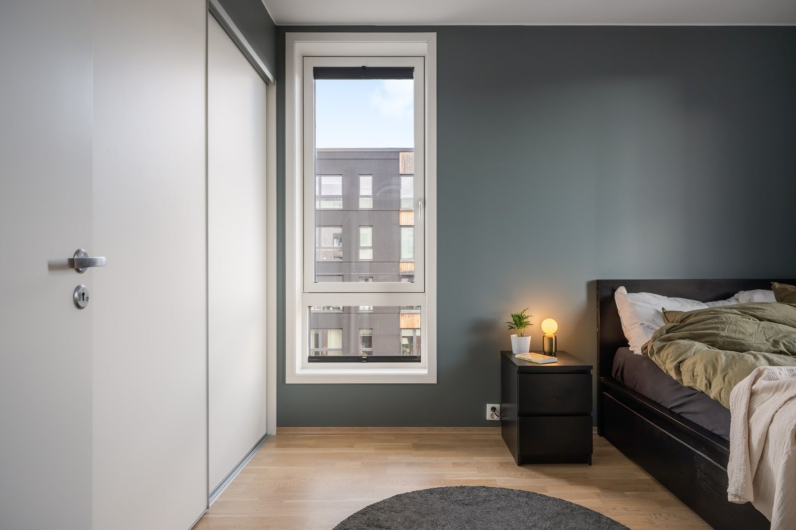 Det største soverommet er utstyrt med skyvedørsgarderobe. Galleribilde