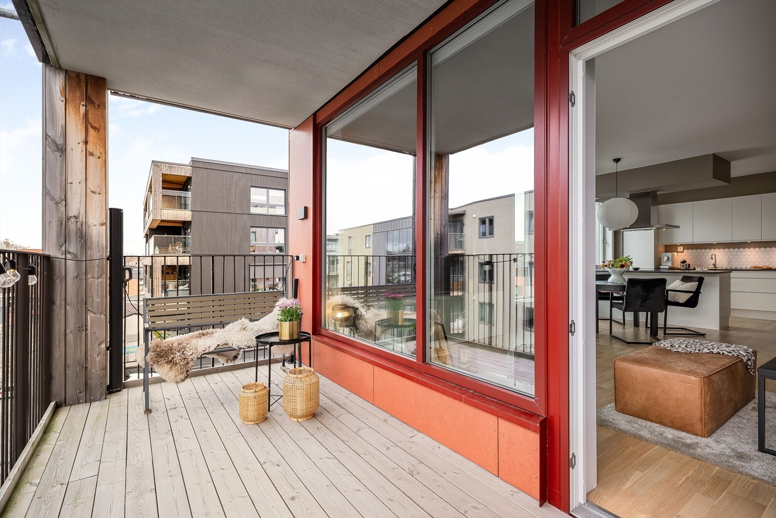 Fra stuen er det utgang til en romslig balkong på ca. 12 kvm, med gode muligheter for innredning med utemøbler. Galleribilde