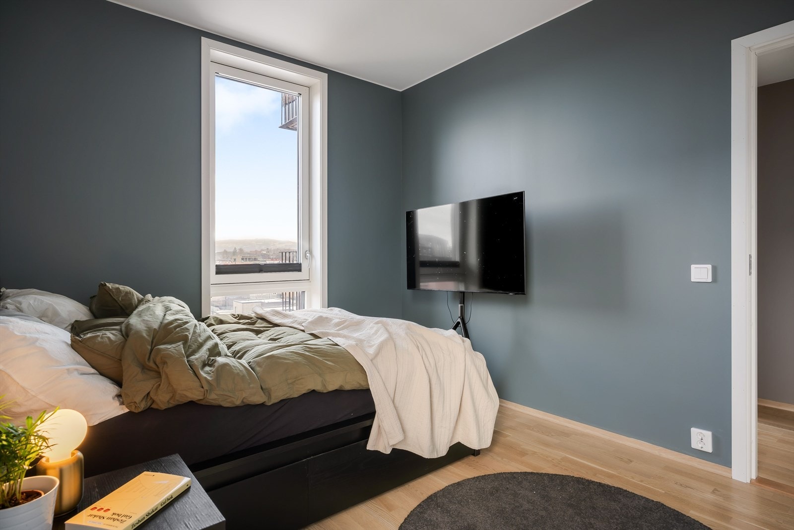 Leiligheten har tre gode soverom på henholdsvis ca. 10,5 kvm, 7 kvm og 8 kvm. Galleribilde