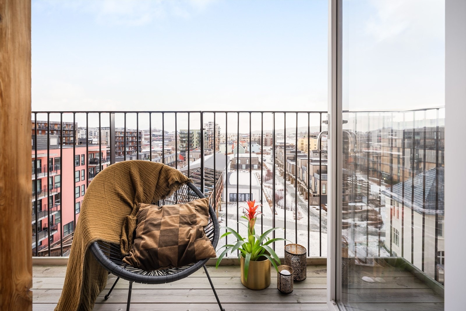 Flott utsikt mot Lilleby fra balkongen på soverommet. Galleribilde