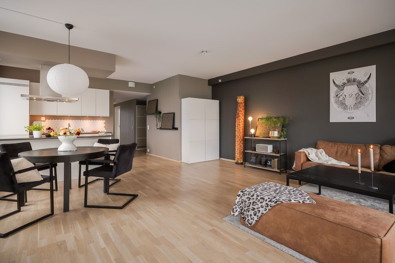 Her er det en åpen stue- og kjøkkenløsning som skaper en luftig og sosial atmosfære. Galleribilde