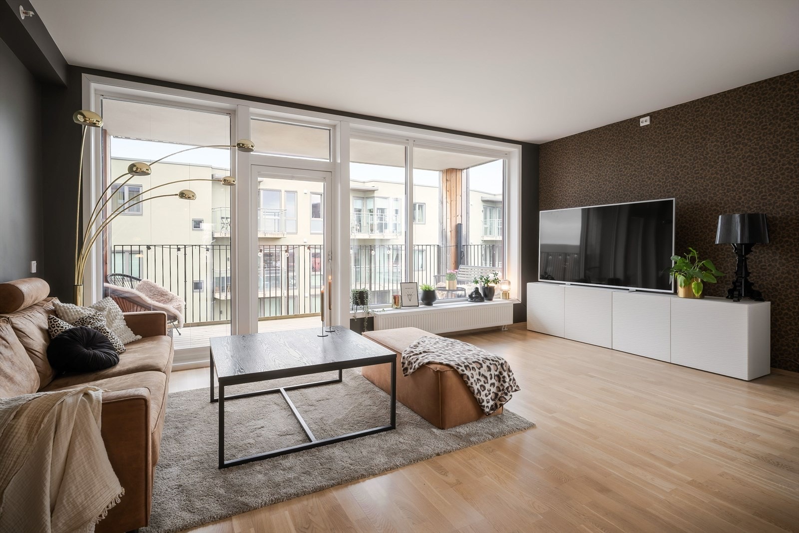 Store vindusflater slipper inn rikelig med naturlig lys. Galleribilde