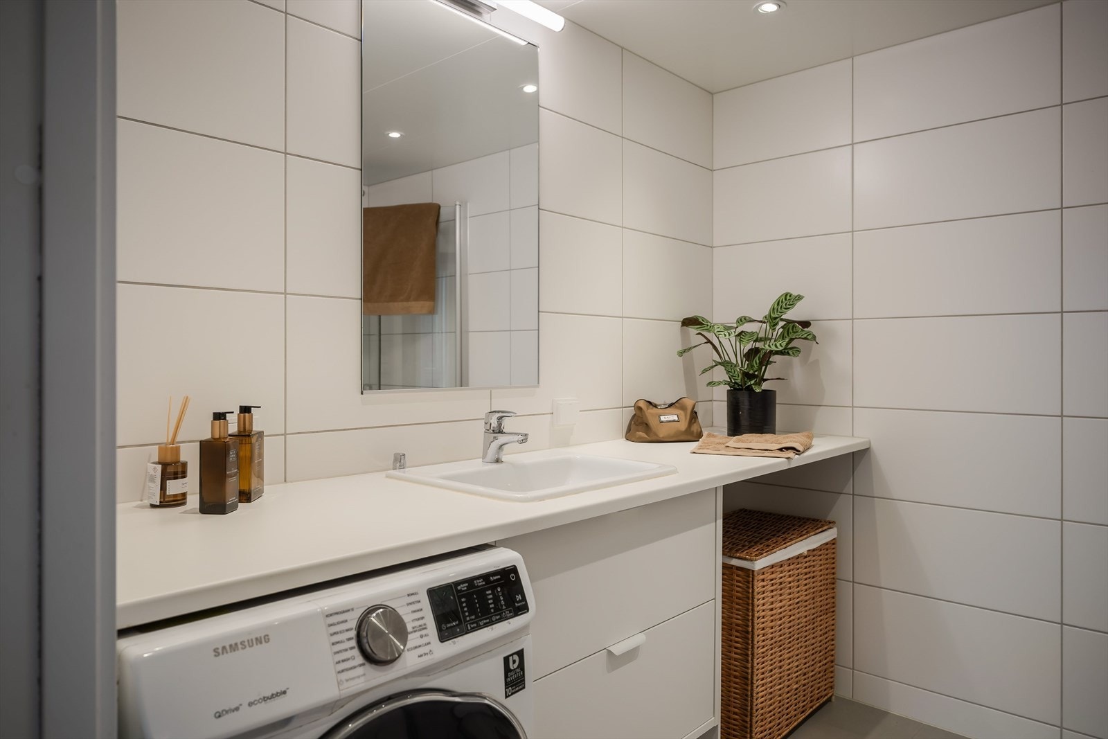 Det er spotlights i taket som gir god belysning. Galleribilde