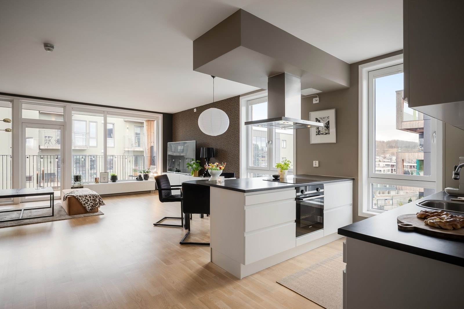 Kjøkkenet er utstyrt med integrerte hvitevarer som platetopp og stekeovn, samt kombinert kjøleskap/fryser og oppvaskmaskin pent skjult bak fronter. Galleribilde