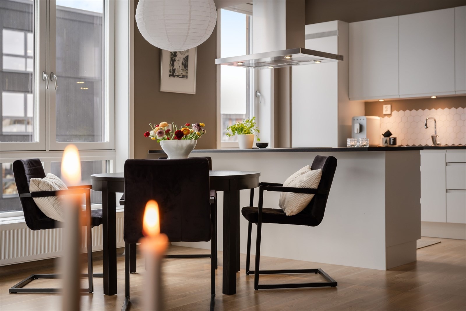 Det er god plass til både sofagruppe og spisebord i tilknytning til både stue og kjøkken. Galleribilde