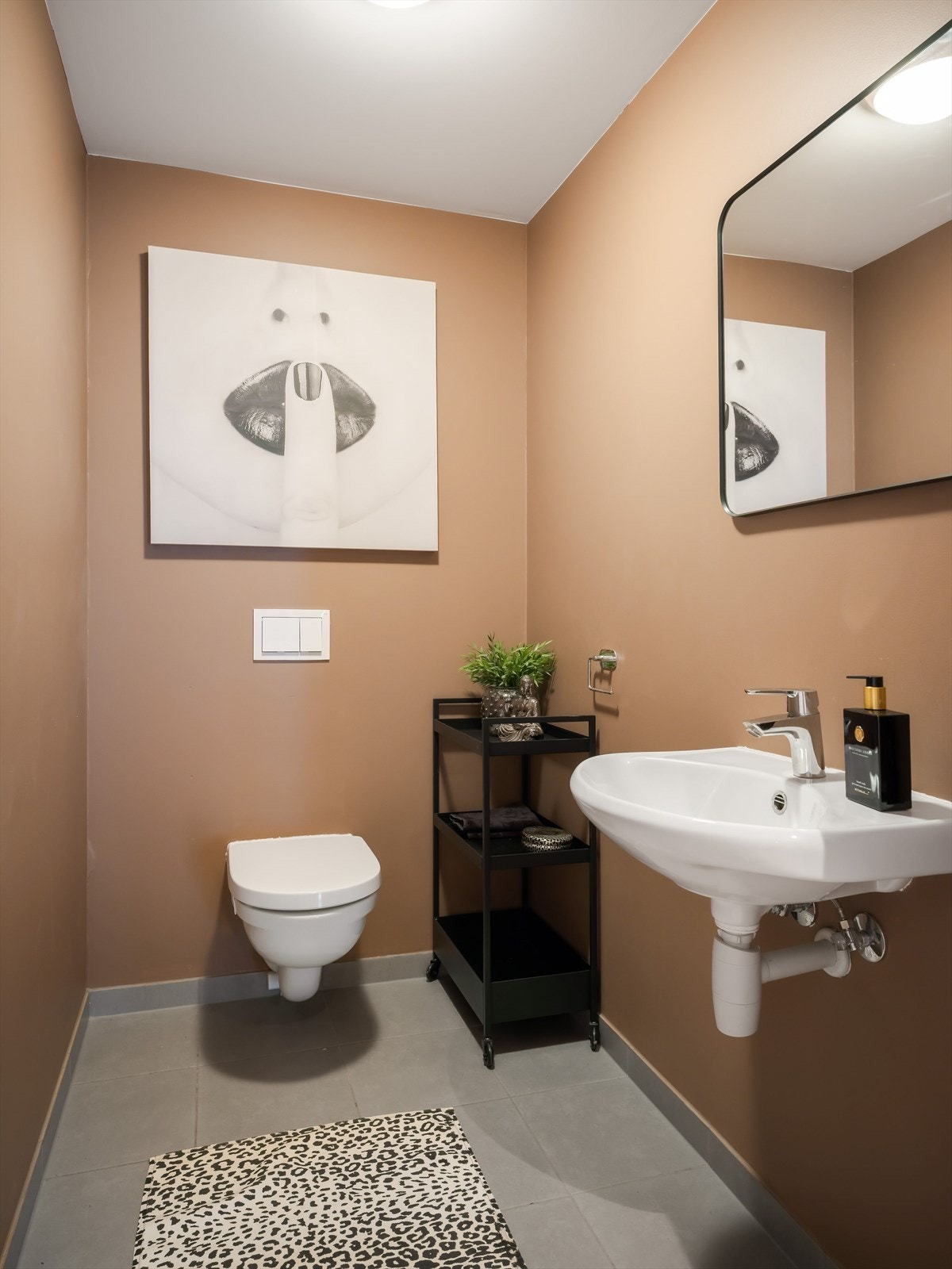 I tillegg finnes et praktisk ekstra toalett for gjester, innredet med toalett og servant. Galleribilde