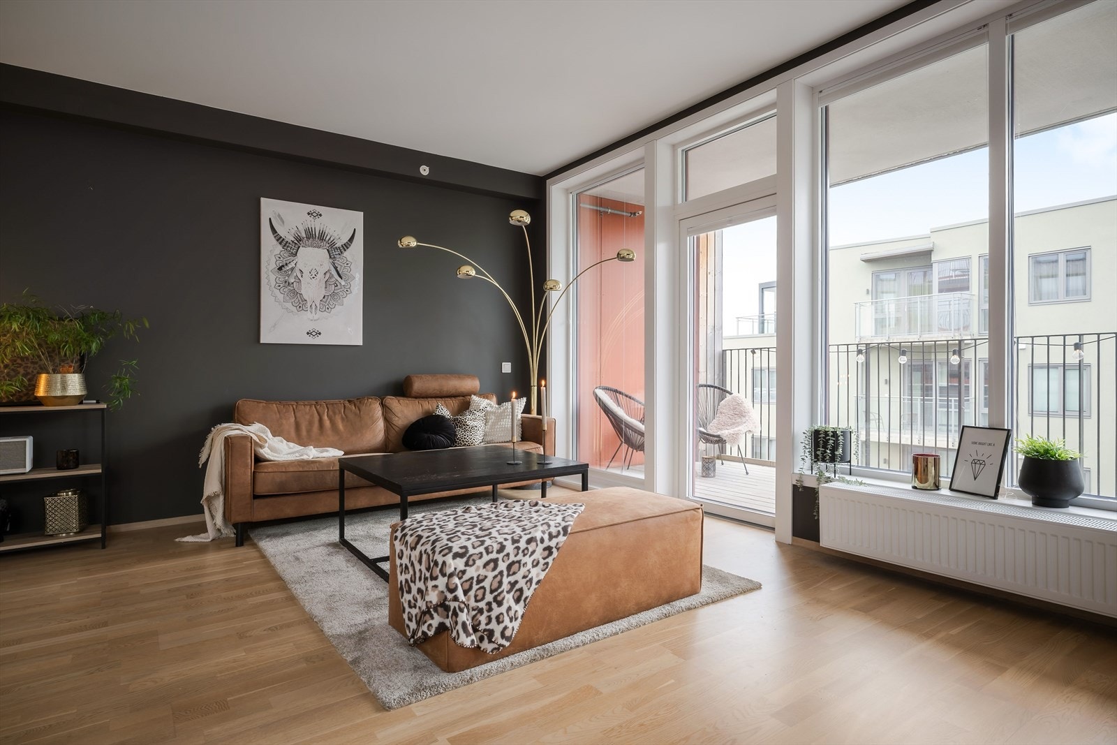 Stuen er romslig og målt til hele 43 kvm. Galleribilde