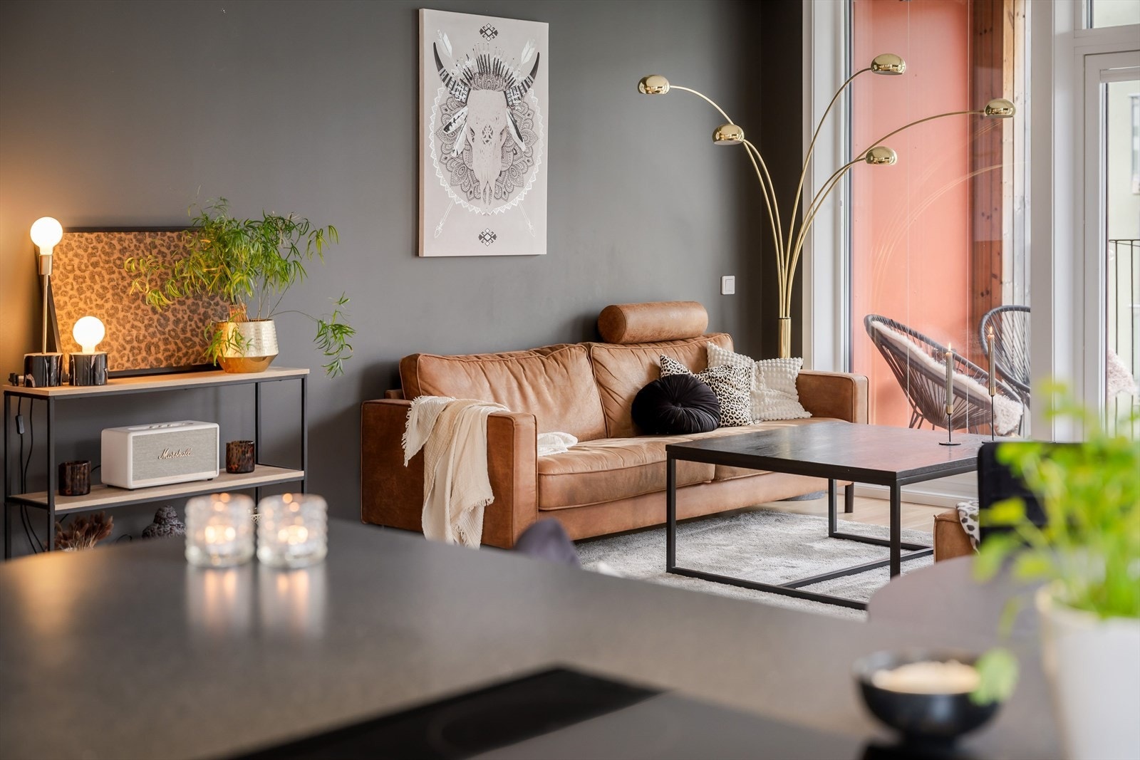 Kombinasjonen av mørkmalte vegger og tapet bidrar til en lun og innbydende stemning til rommet. Galleribilde