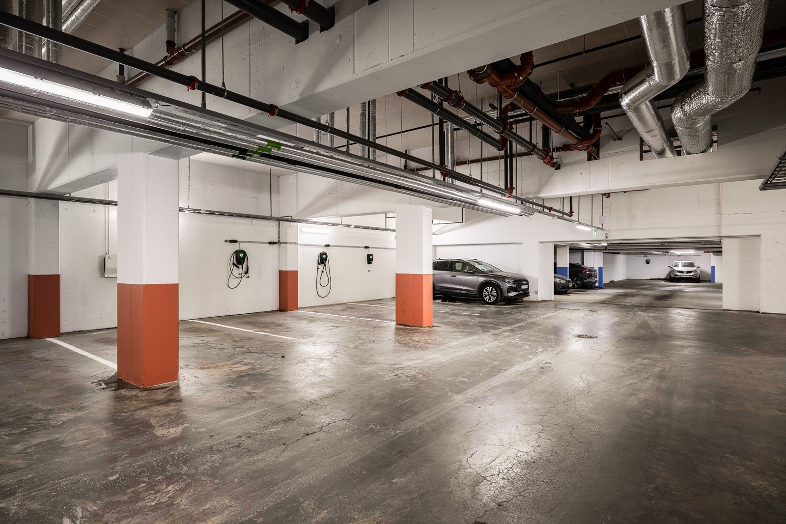 Leiligheten disponerer parkeringsplass, samt bod i kjeller. Galleribilde