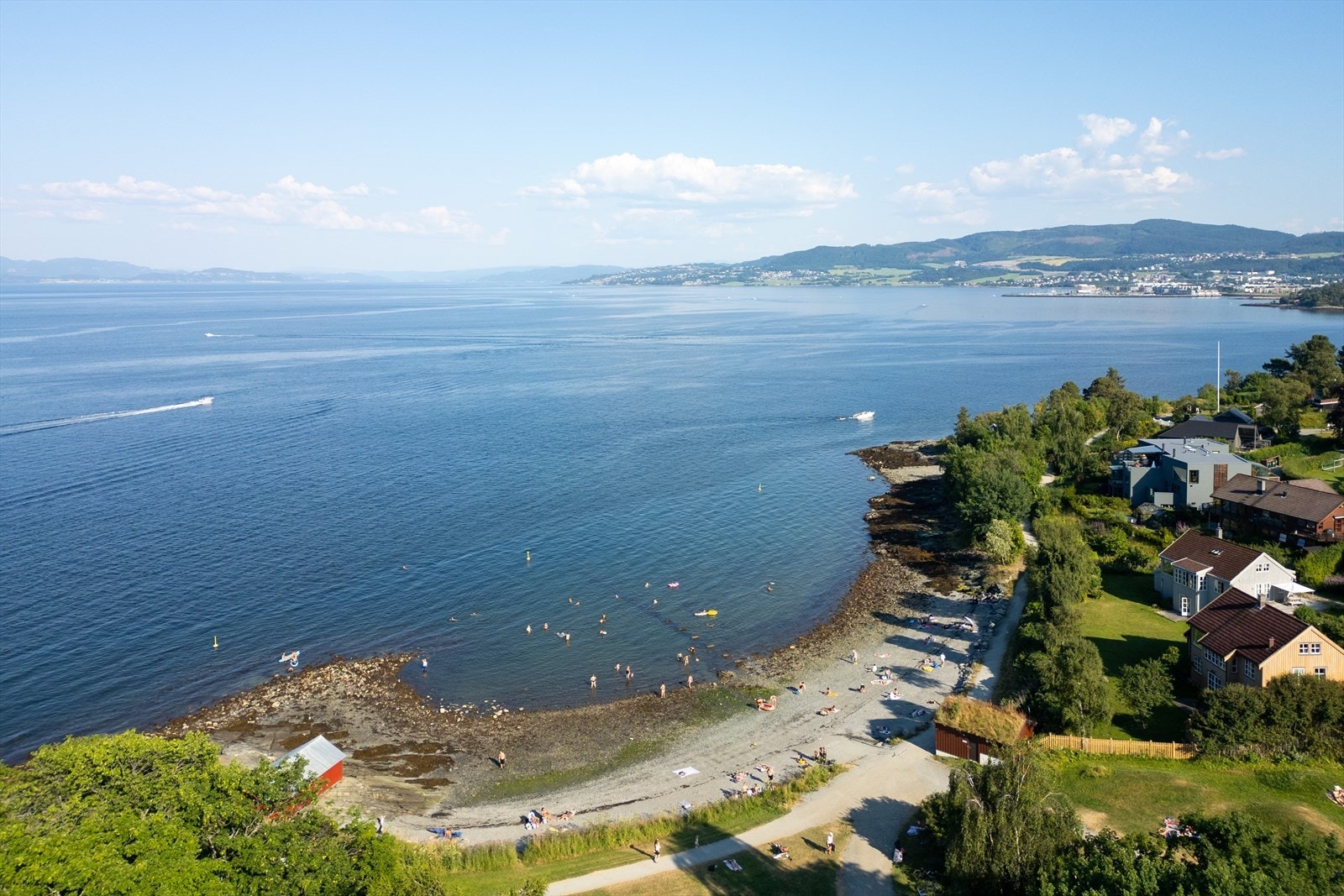 Ladestien er en flott tursti i idylliske omgivelser langs fjæra til Trondheimsfjorden. Ladestien går fra Ladehammeren til Grilstadfjæra, og langs stien ligger flere grøntområder og flere badeplasser som Korsvika, Djupvika og Ringvebukta. Galleribilde