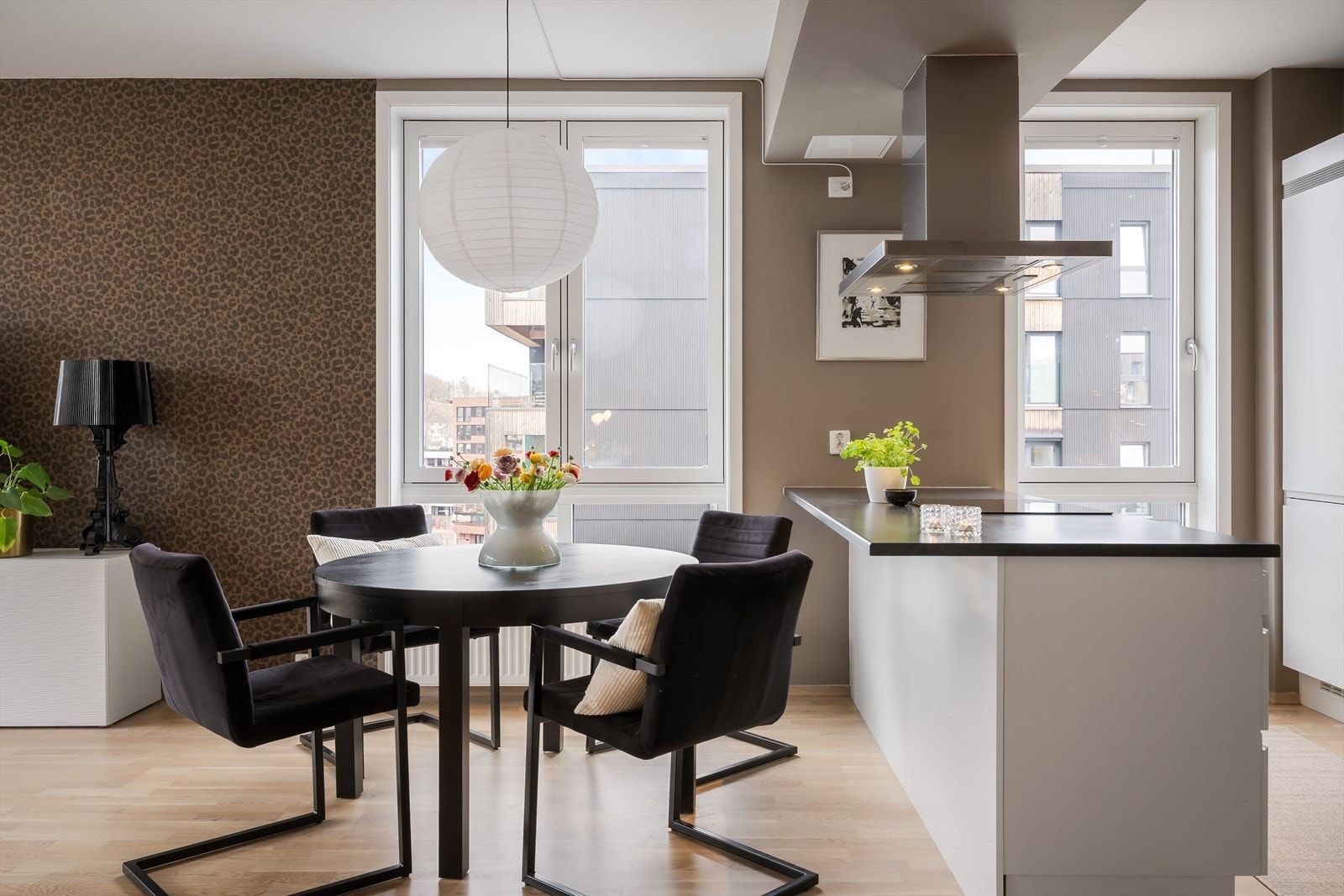 Kjøkkenøyen gir også mulighet for barstoler, noe som skaper en ekstra sosial sone. Galleribilde