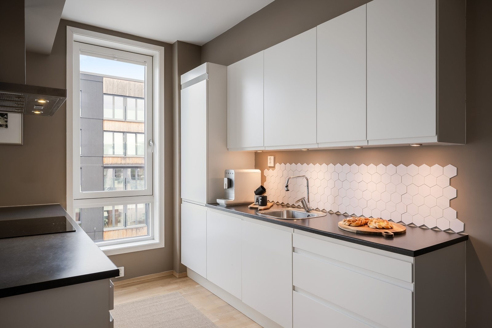 Her er det rikelig med benkeplass og oppbevaring, både i kjøkkeninnredningen og i kjøkkenøyen. Galleribilde