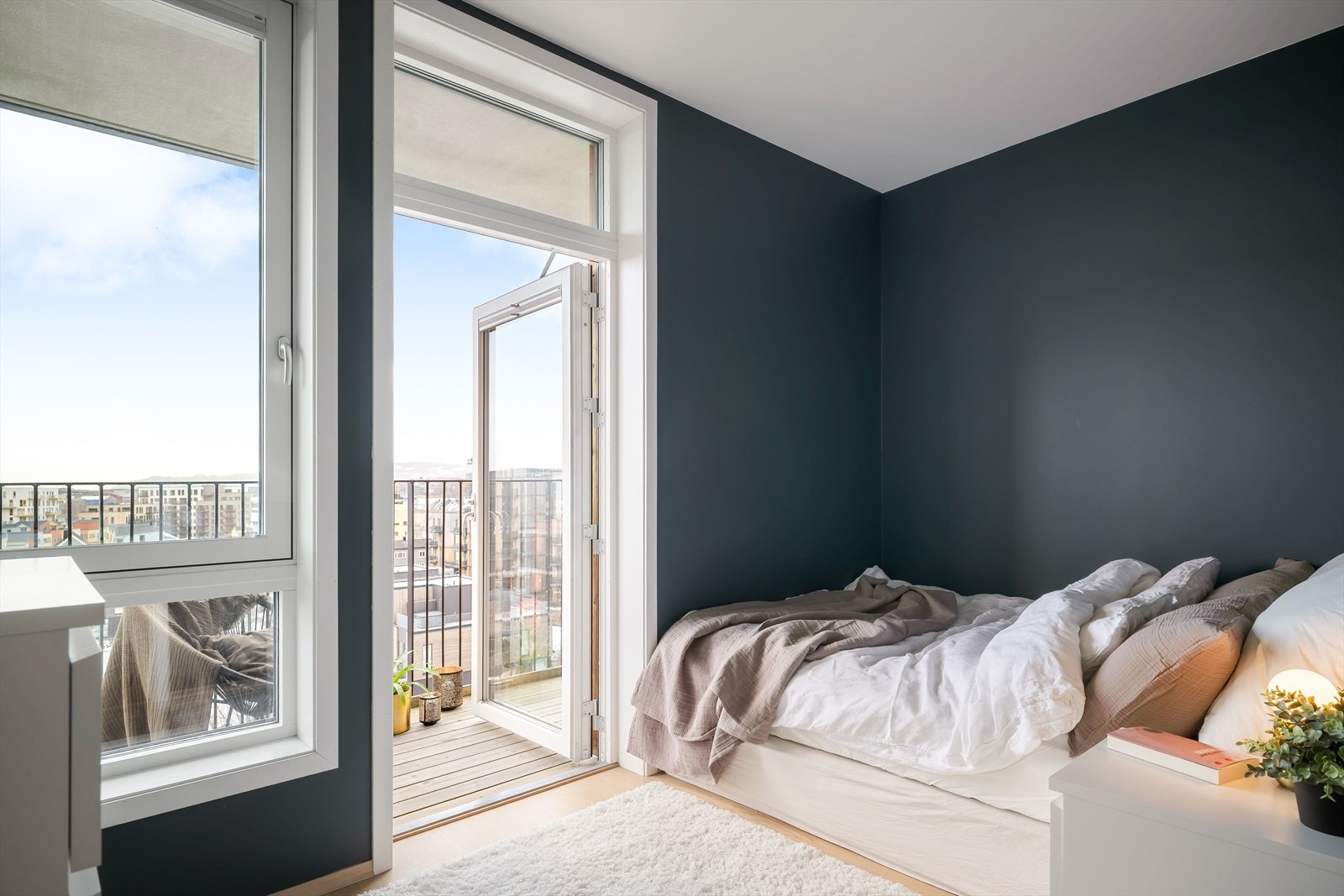 Fra ett av soverommene er det utgang til en egen balkong på ca. 4 kvm. Galleribilde