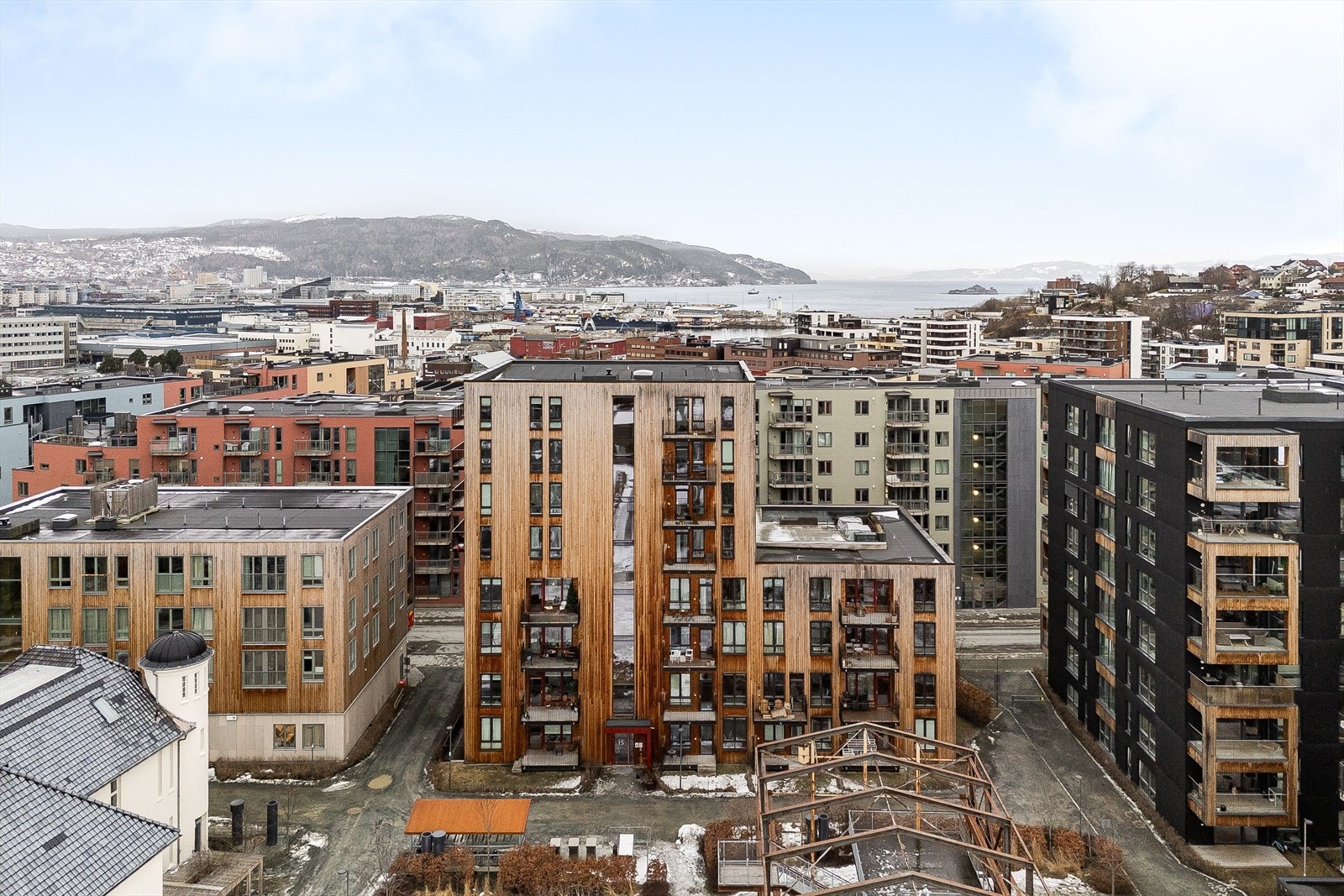 Boligen har en svært sentral beliggenhet på Lilleby. Galleribilde