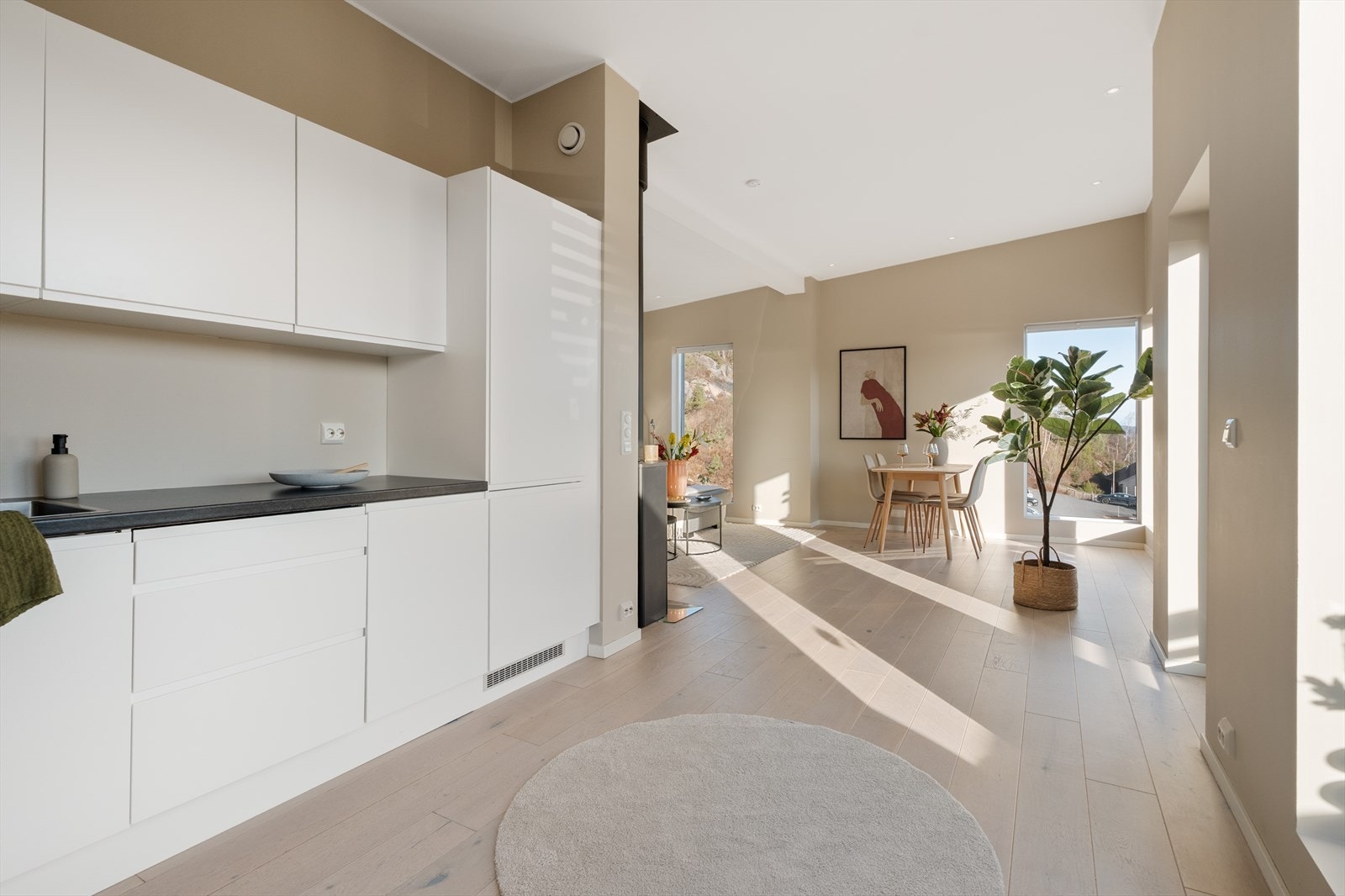 - Ny eier får gleden av helintegrert stekeovn, platetopp, oppvaskmaskin og kjøle-/fryseskap - Galleribilde