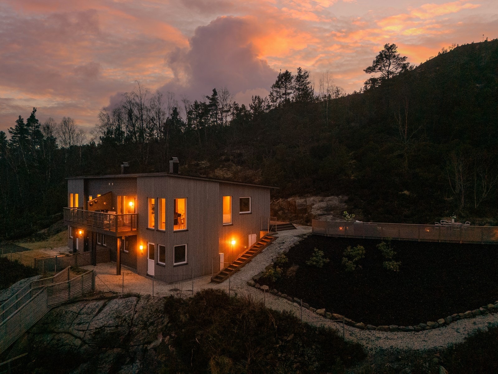 - En nydelig halvpart av tomannsbolig med fantastisk sjøutsikt, 79m² terrasseareal og parkering med elbil-lader - Galleribilde