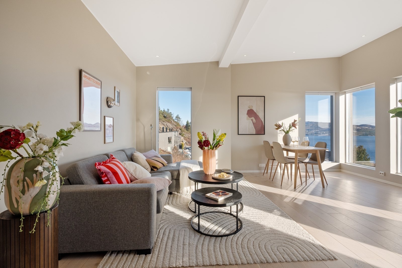 - Stuens åpne løsning bidrar til at du enkelt kan innrede med sofagruppe og spisebord i hver sin naturlige sone - Galleribilde