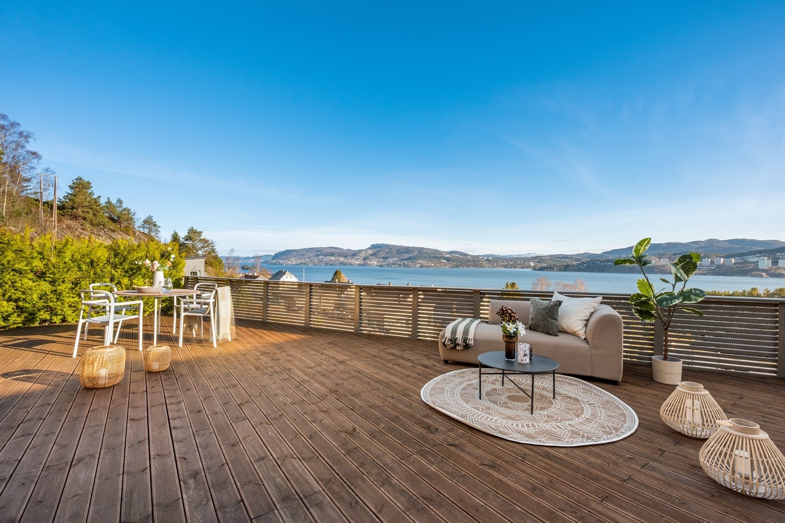 - Romslig platting med god plass til ønsket utemøblement i ulike soner - Galleribilde